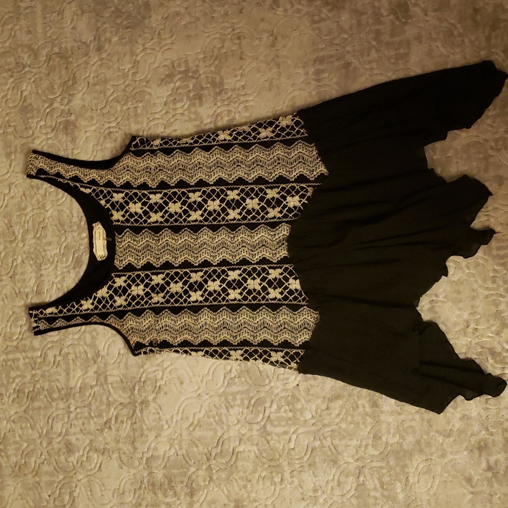 Areve black and cream lace ruffle bottom tunic lg